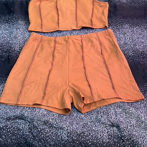 Short Set - Picture 3 of 3